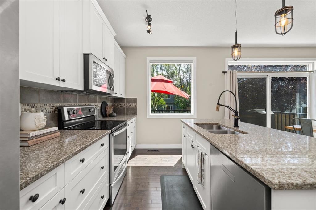 172 Mcivor Terrace, Chestermere, AB - Indoor Photo Showing Kitchen With Double Sink With Upgraded Kitchen