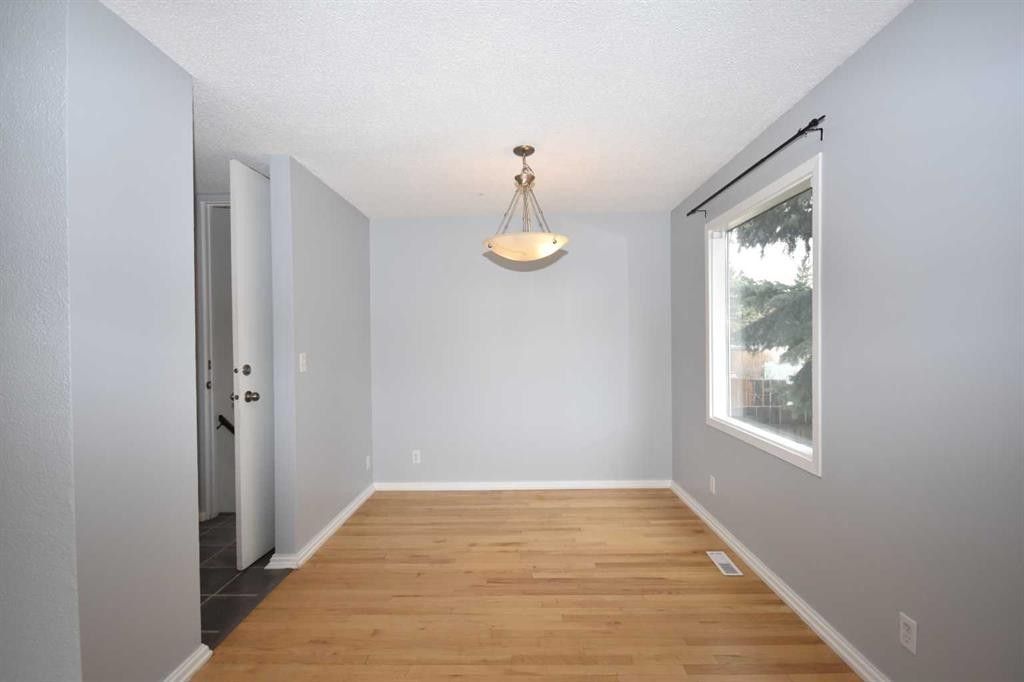 2604 106 Avenue Sw, Calgary, AB