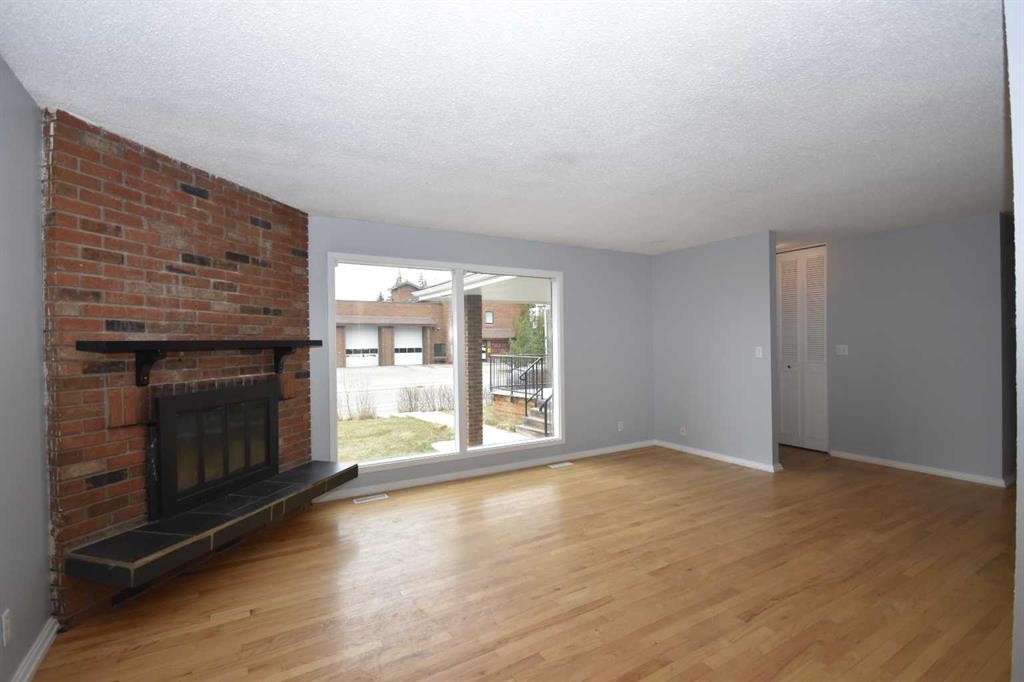 2604 106 Avenue Sw, Calgary, AB