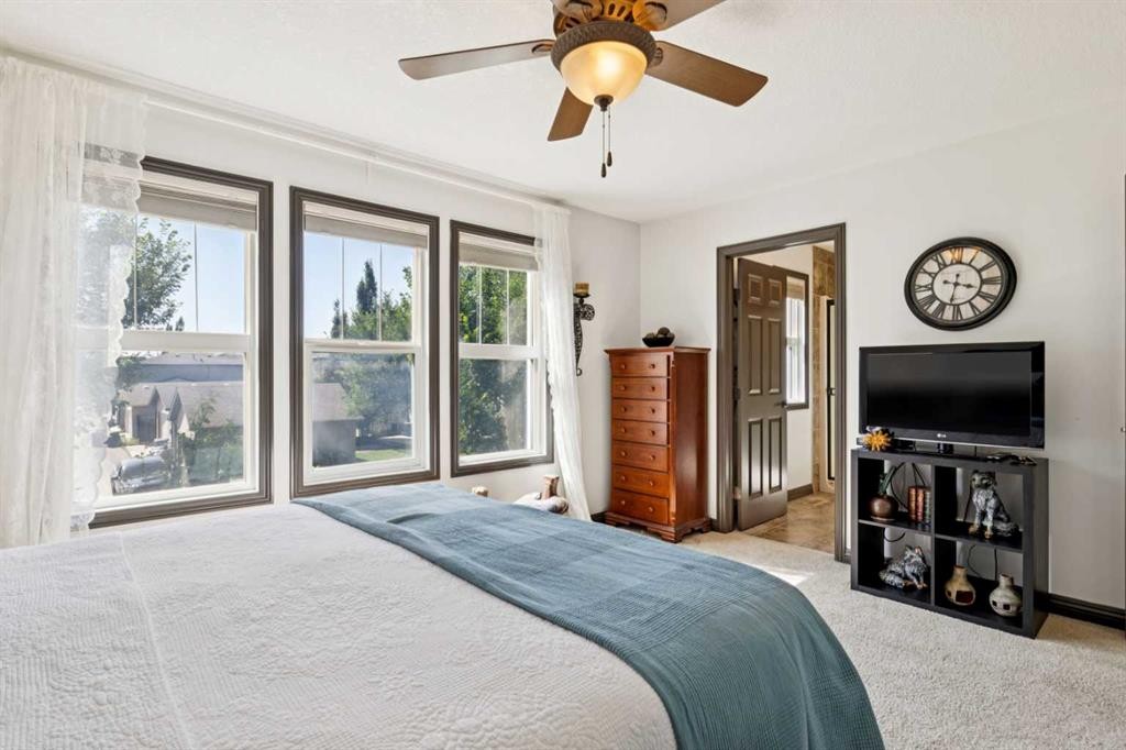 316 Prestwick Terrace Se, Calgary, AB - Indoor Photo Showing Bedroom