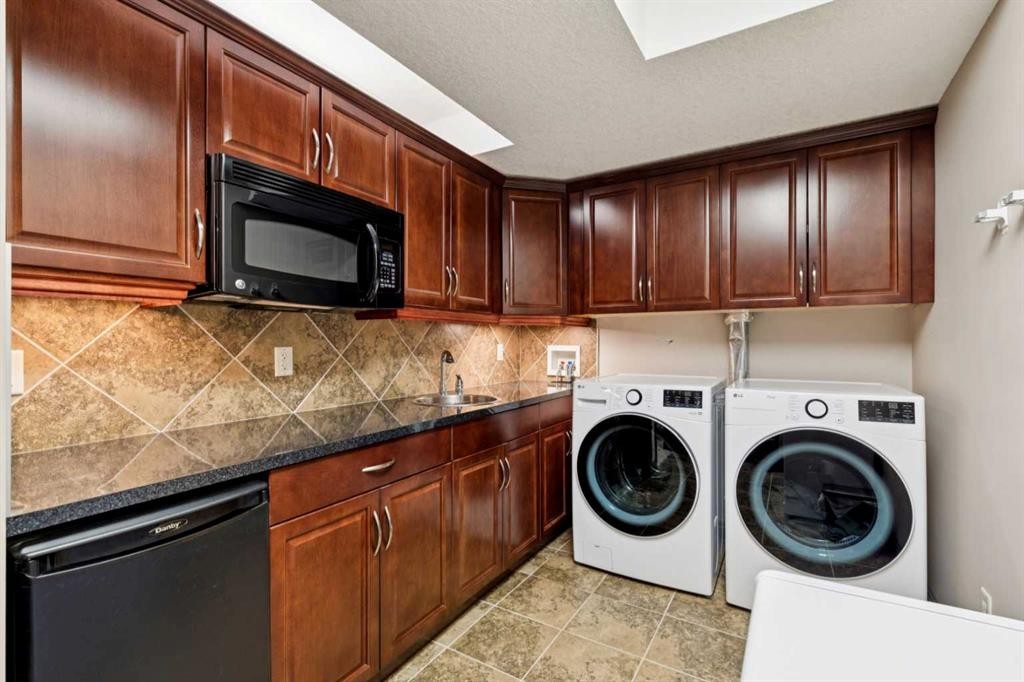 316 Prestwick Terrace Se, Calgary, AB - Indoor Photo Showing Laundry Room