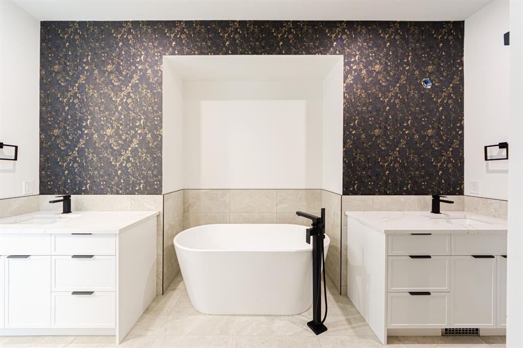 2028 36 Street Sw, Calgary, AB - Indoor Photo Showing Bathroom