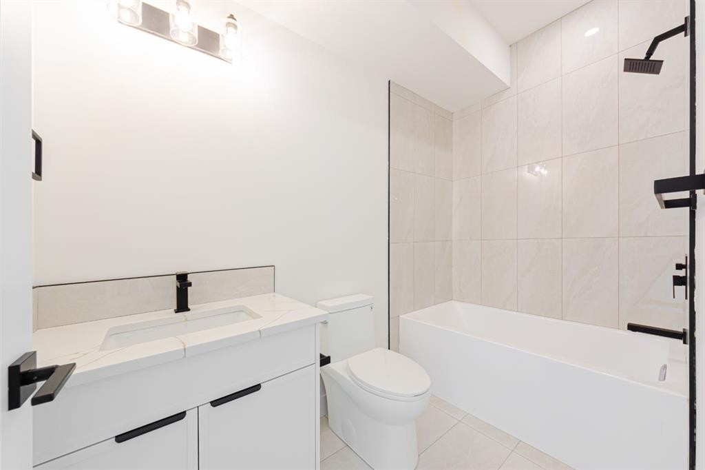 2028 36 Street Sw, Calgary, AB - Indoor Photo Showing Bathroom