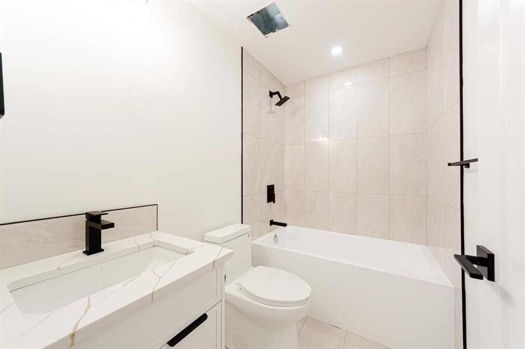 2028 36 Street Sw, Calgary, AB - Indoor Photo Showing Bathroom