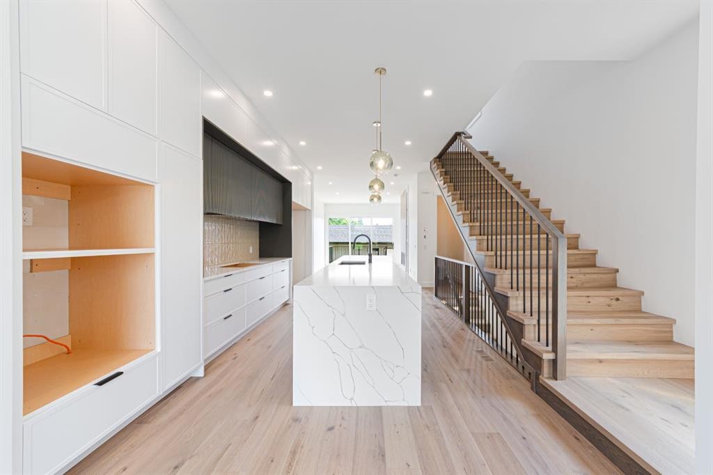 2028 36 Street Sw, Calgary, AB - Indoor