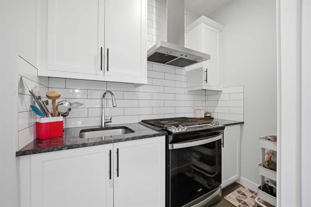114 Corner Meadows Grove Ne, Calgary, AB - Indoor Photo Showing Kitchen With Upgraded Kitchen