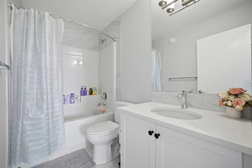 114 Corner Meadows Grove Ne, Calgary, AB - Indoor Photo Showing Bathroom