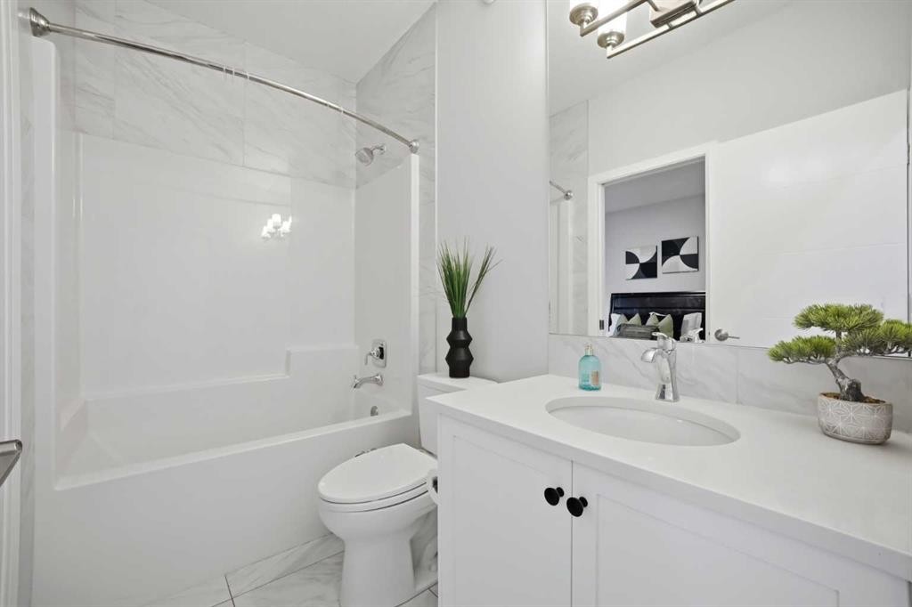 114 Corner Meadows Grove Ne, Calgary, AB - Indoor Photo Showing Bathroom
