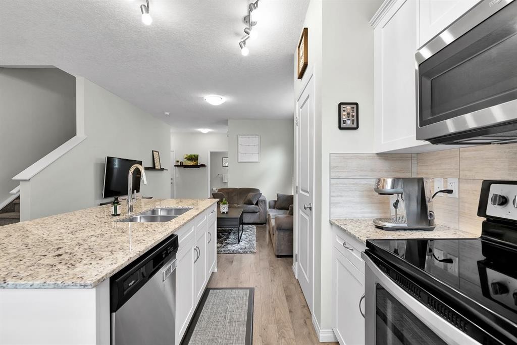 40 Legacy Glen Street Se, Calgary, AB - Indoor Photo Showing Kitchen With Double Sink With Upgraded Kitchen