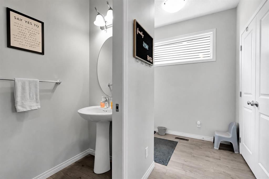 40 Legacy Glen Street Se, Calgary, AB - Indoor Photo Showing Bathroom