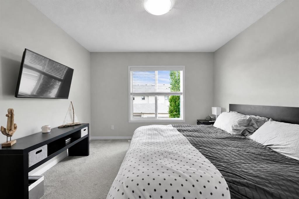 40 Legacy Glen Street Se, Calgary, AB - Indoor Photo Showing Bedroom