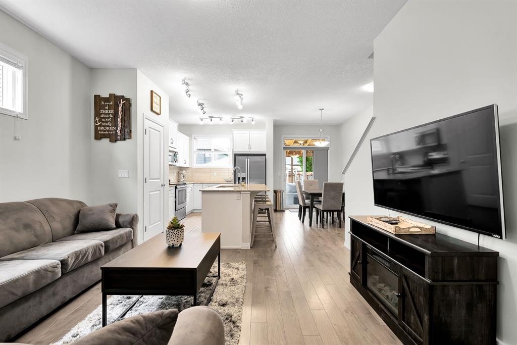 40 Legacy Glen Street Se, Calgary, AB - Indoor Photo Showing Living Room