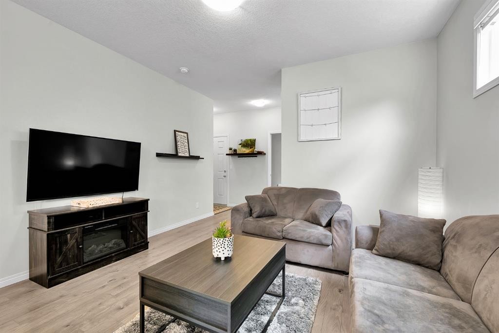 40 Legacy Glen Street Se, Calgary, AB - Indoor Photo Showing Living Room
