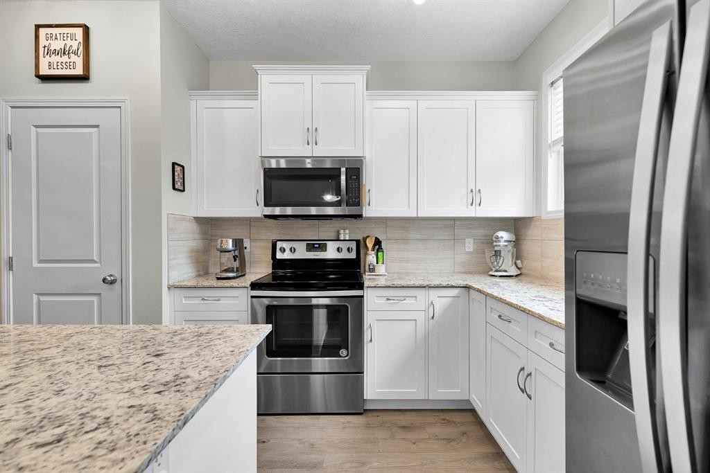 40 Legacy Glen Street Se, Calgary, AB - Indoor Photo Showing Kitchen With Stainless Steel Kitchen With Upgraded Kitchen
