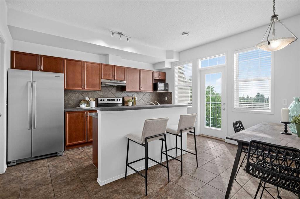 21-43 Springborough Boulevard Sw, Calgary, AB - Indoor Photo Showing Kitchen
