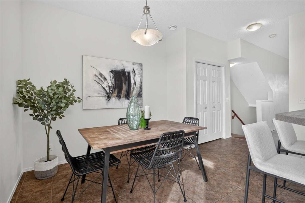 21-43 Springborough Boulevard Sw, Calgary, AB - Indoor Photo Showing Dining Room