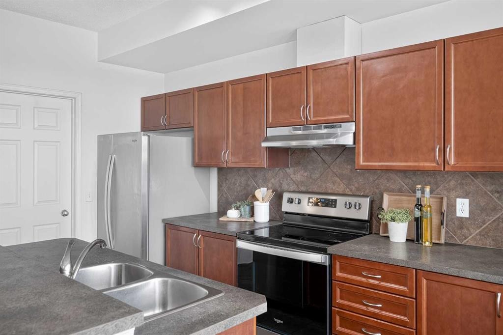 21-43 Springborough Boulevard Sw, Calgary, AB - Indoor Photo Showing Kitchen With Double Sink