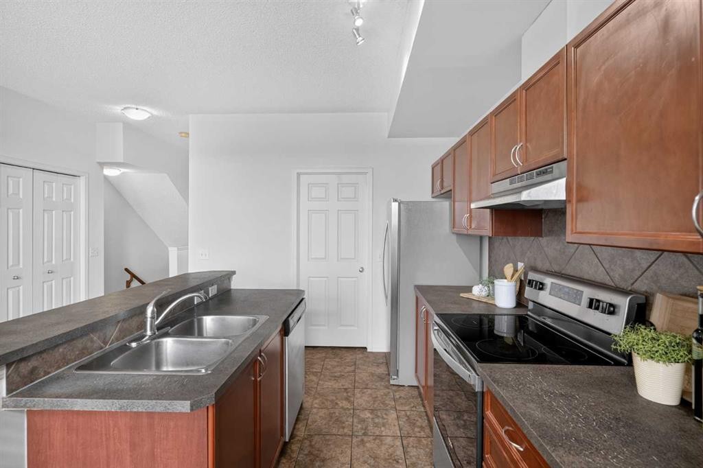 21-43 Springborough Boulevard Sw, Calgary, AB - Indoor Photo Showing Kitchen With Double Sink