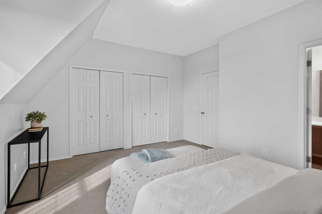 21-43 Springborough Boulevard Sw, Calgary, AB - Indoor Photo Showing Bedroom