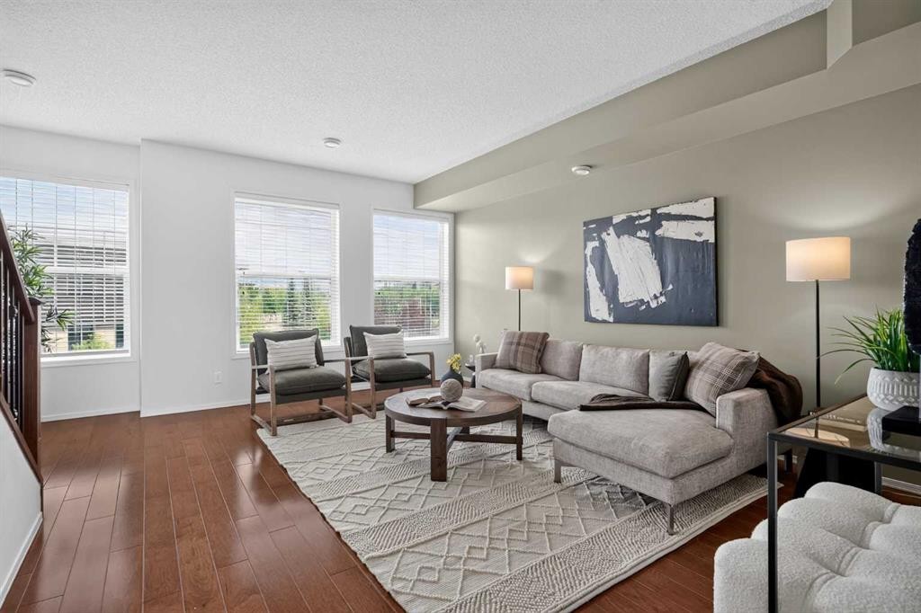21-43 Springborough Boulevard Sw, Calgary, AB - Indoor Photo Showing Living Room
