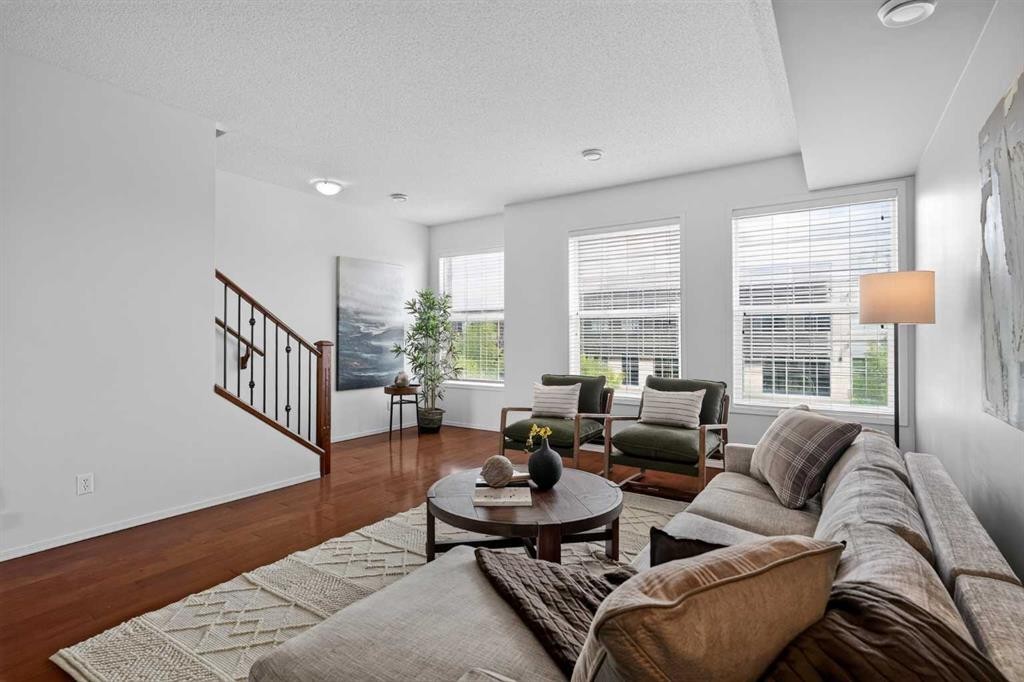 21-43 Springborough Boulevard Sw, Calgary, AB - Indoor Photo Showing Living Room