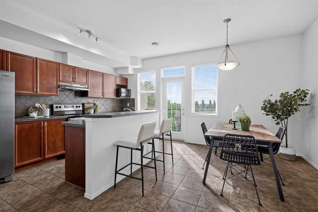 21-43 Springborough Boulevard Sw, Calgary, AB - Indoor Photo Showing Kitchen