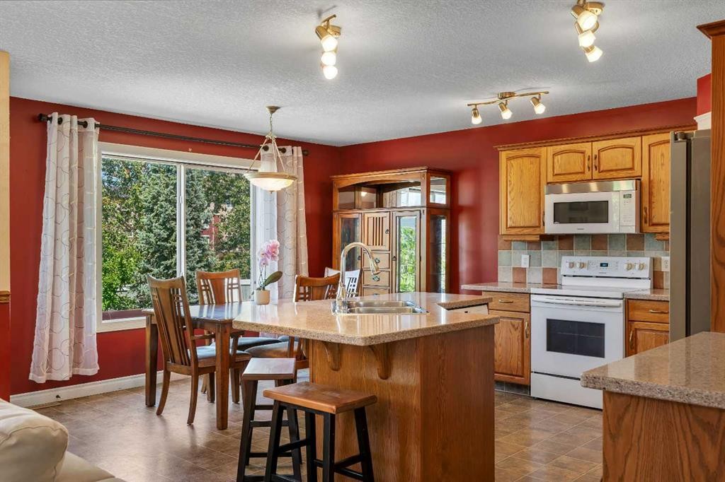 84 Willowbrook Crescent Nw, Airdrie, AB - Indoor Photo Showing Kitchen