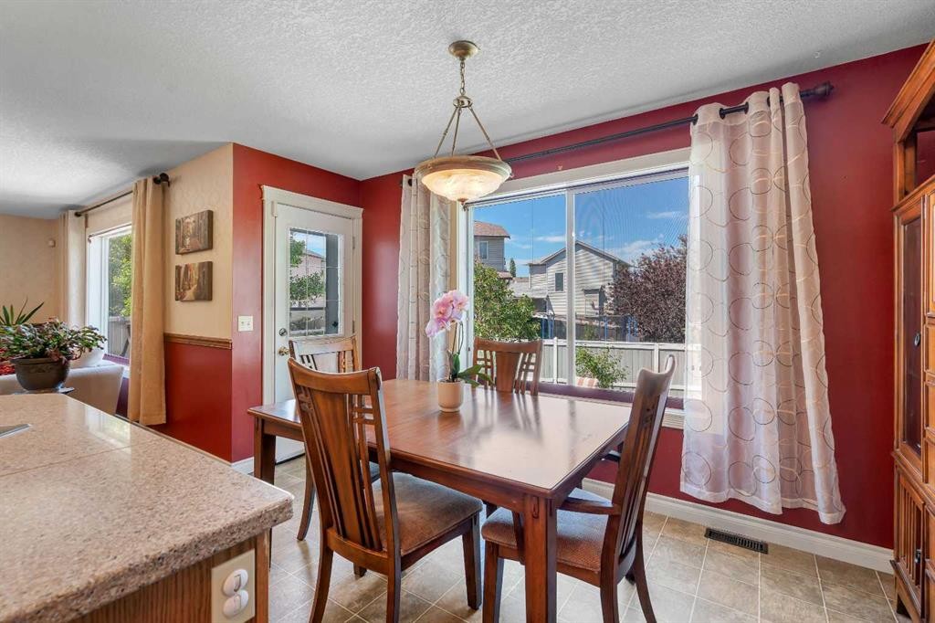 84 Willowbrook Crescent Nw, Airdrie, AB - Indoor Photo Showing Dining Room