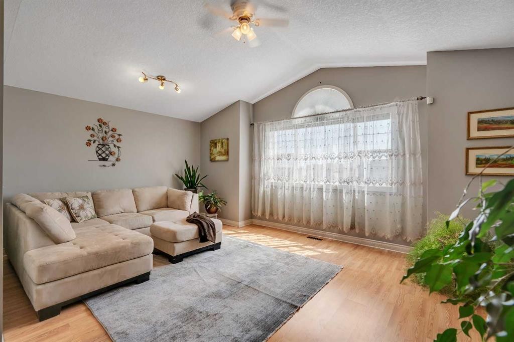 84 Willowbrook Crescent Nw, Airdrie, AB - Indoor Photo Showing Living Room