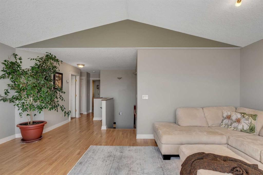 84 Willowbrook Crescent Nw, Airdrie, AB - Indoor Photo Showing Living Room