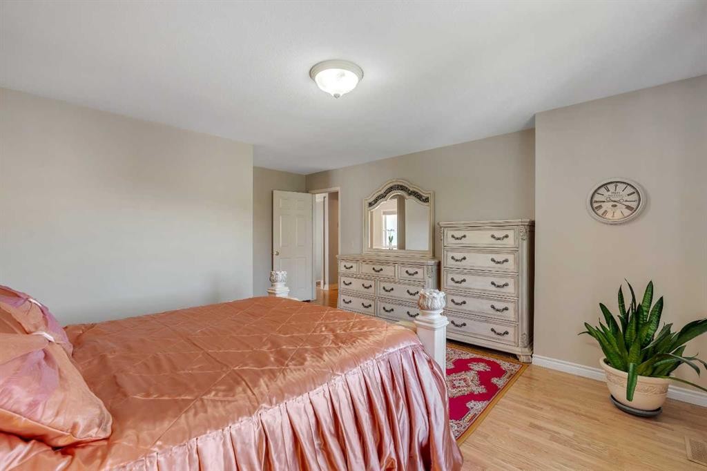 84 Willowbrook Crescent Nw, Airdrie, AB - Indoor Photo Showing Bedroom