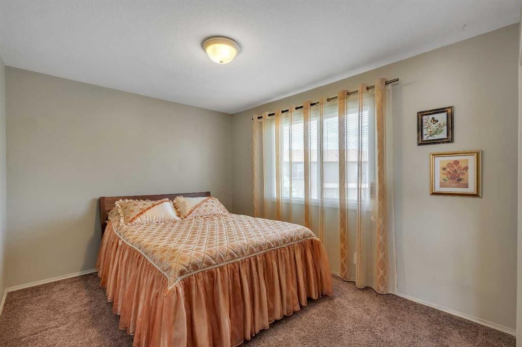 84 Willowbrook Crescent Nw, Airdrie, AB - Indoor Photo Showing Bedroom