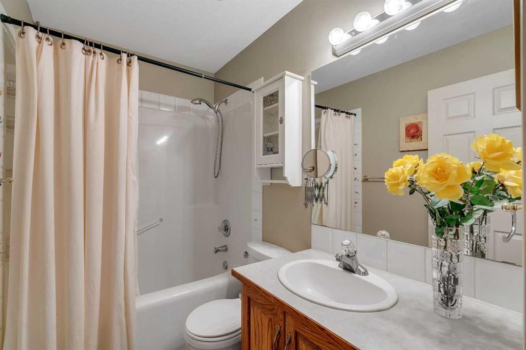 84 Willowbrook Crescent Nw, Airdrie, AB - Indoor Photo Showing Bathroom