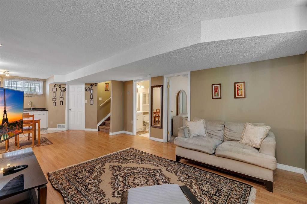 84 Willowbrook Crescent Nw, Airdrie, AB - Indoor Photo Showing Living Room