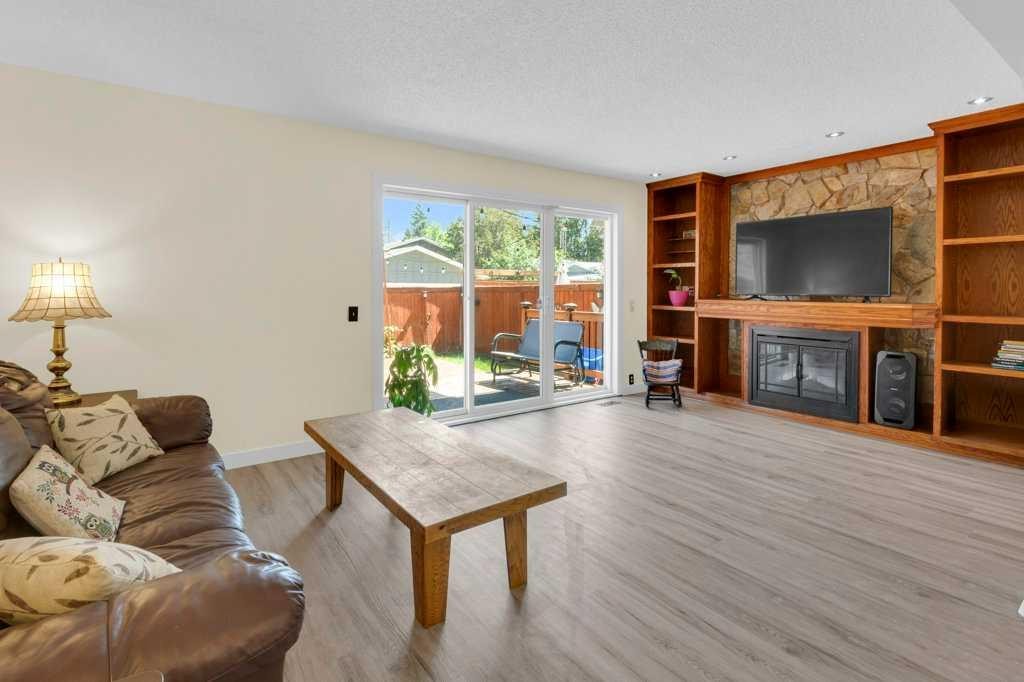20 Midpark Gardens Se, Calgary, AB - Indoor Photo Showing Living Room