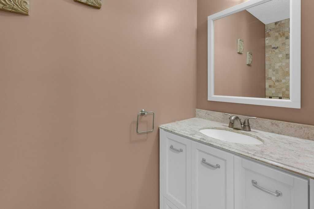 20 Midpark Gardens Se, Calgary, AB - Indoor Photo Showing Bathroom