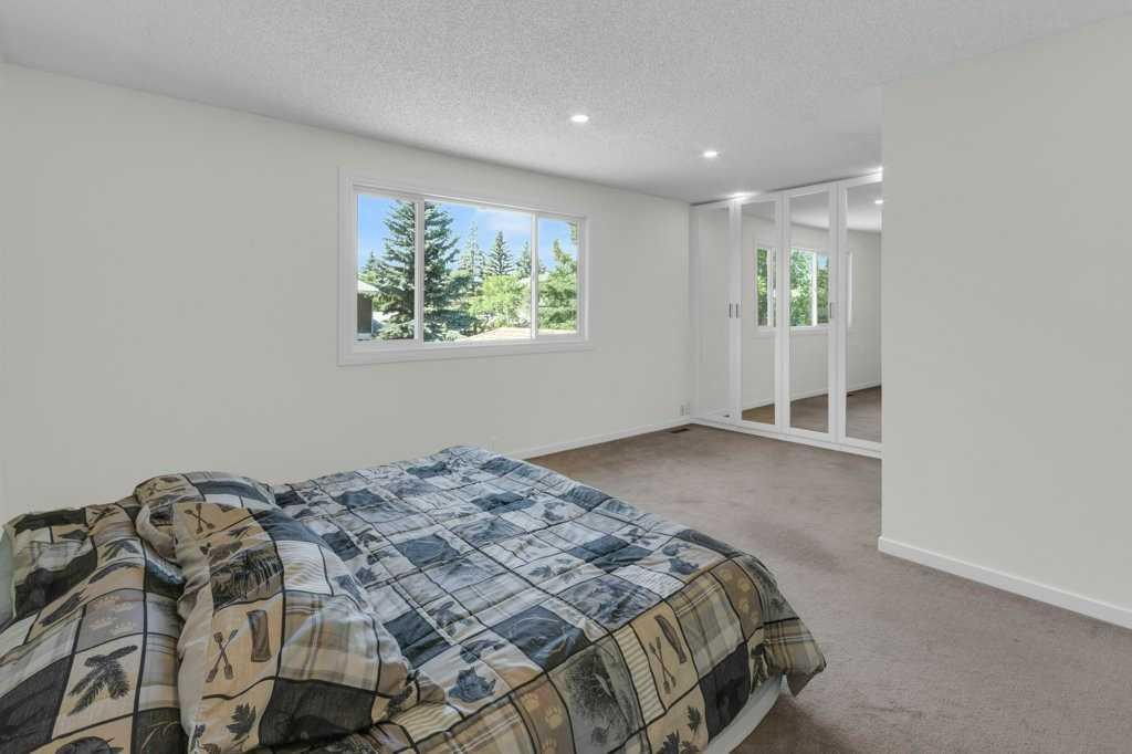 20 Midpark Gardens Se, Calgary, AB - Indoor Photo Showing Bedroom
