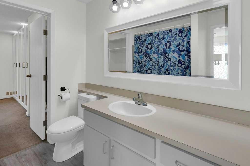20 Midpark Gardens Se, Calgary, AB - Indoor Photo Showing Bathroom