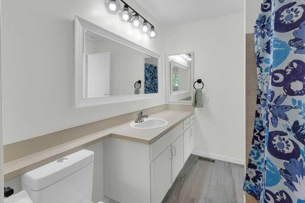 20 Midpark Gardens Se, Calgary, AB - Indoor Photo Showing Bathroom