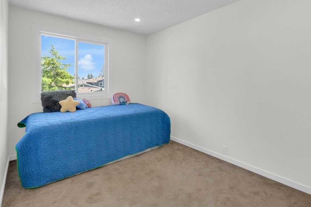20 Midpark Gardens Se, Calgary, AB - Indoor Photo Showing Bedroom
