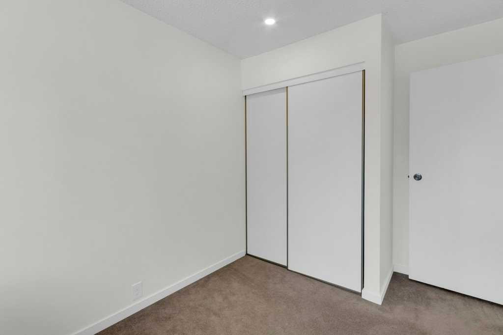 20 Midpark Gardens Se, Calgary, AB - Indoor Photo Showing Other Room