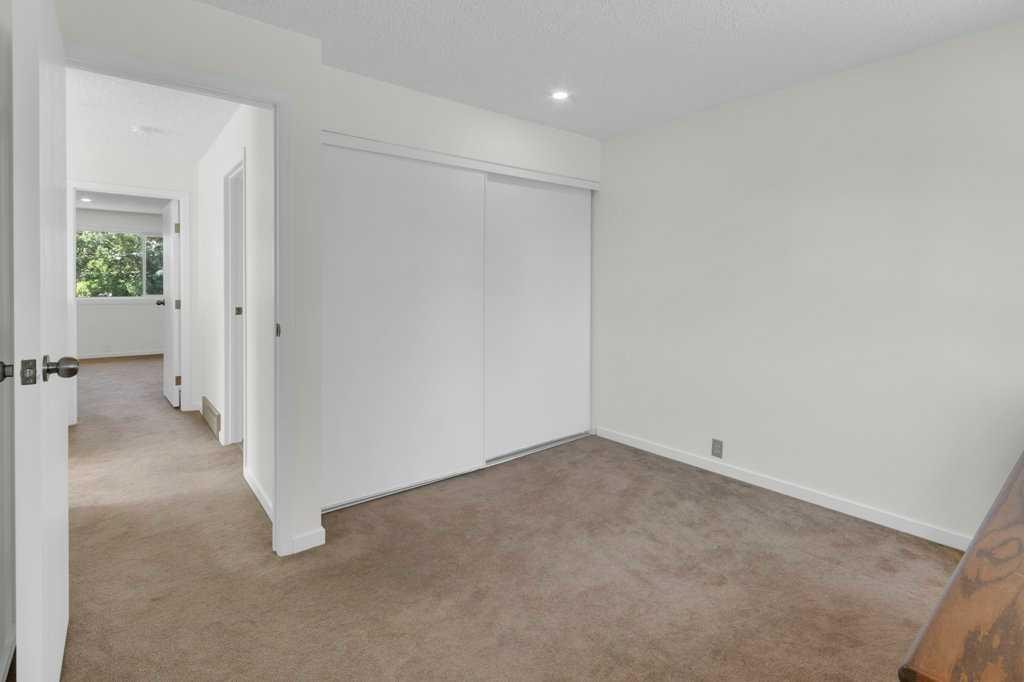 20 Midpark Gardens Se, Calgary, AB - Indoor Photo Showing Other Room