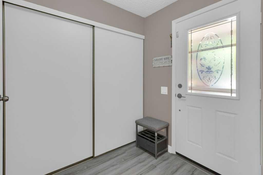 20 Midpark Gardens Se, Calgary, AB - Indoor Photo Showing Other Room