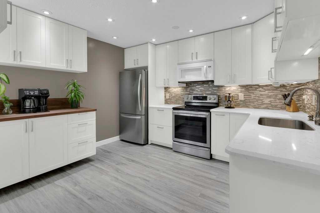 20 Midpark Gardens Se, Calgary, AB - Indoor Photo Showing Kitchen With Stainless Steel Kitchen With Upgraded Kitchen