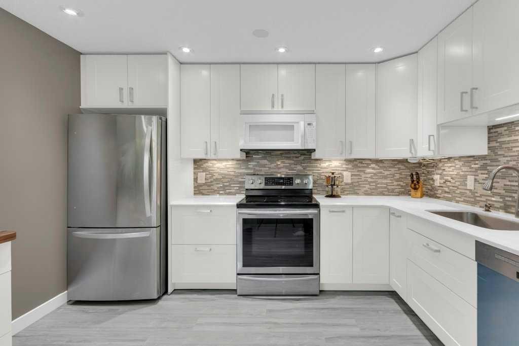 20 Midpark Gardens Se, Calgary, AB - Indoor Photo Showing Kitchen With Stainless Steel Kitchen With Upgraded Kitchen