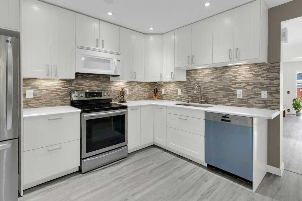 20 Midpark Gardens Se, Calgary, AB - Indoor Photo Showing Kitchen With Stainless Steel Kitchen With Upgraded Kitchen