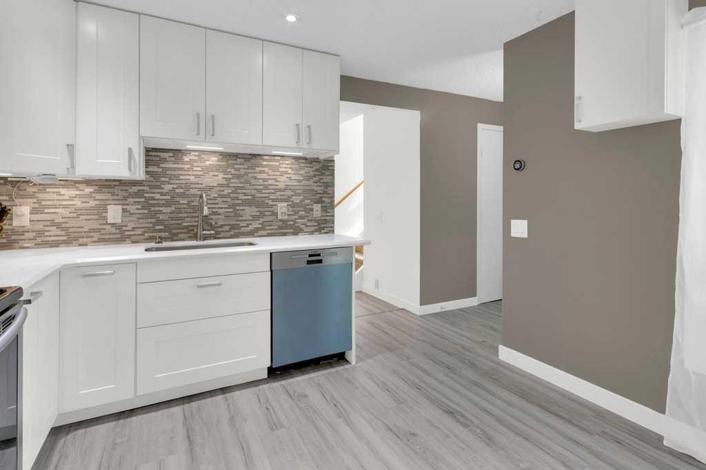 20 Midpark Gardens Se, Calgary, AB - Indoor Photo Showing Kitchen With Upgraded Kitchen