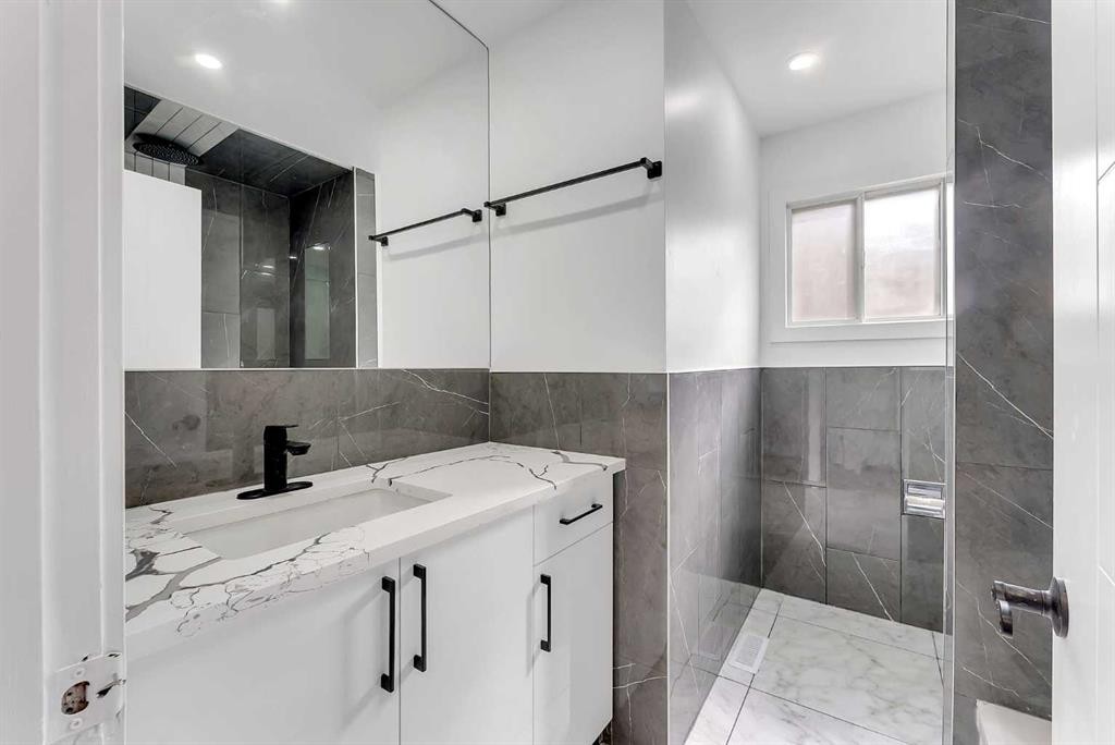4108 13 Avenue Ne, Calgary, AB - Indoor Photo Showing Bathroom
