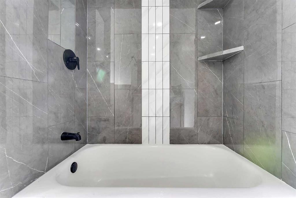 4108 13 Avenue Ne, Calgary, AB - Indoor Photo Showing Bathroom