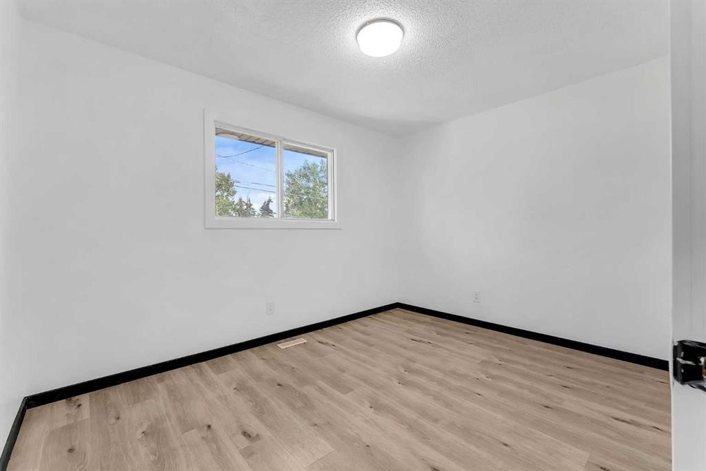 4108 13 Avenue Ne, Calgary, AB - Indoor Photo Showing Other Room